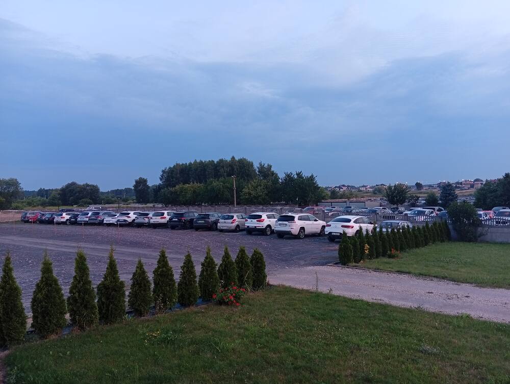Szyld Parking Galax nocą