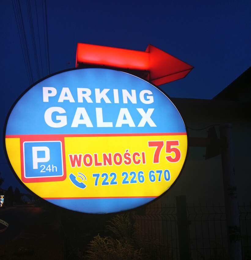 Auta klientów na placu Parking Galax