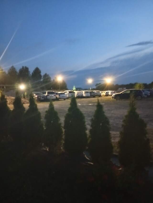 Podświetlony, prywatny teren parkingu wieczorem